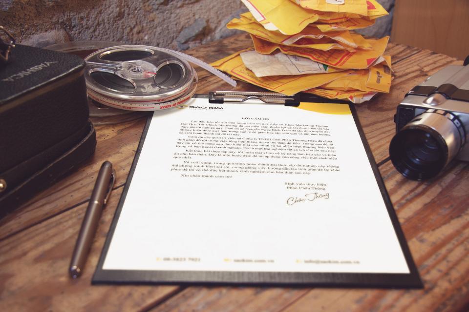 Documento sobre una mesa de oficina listo para digitalizar